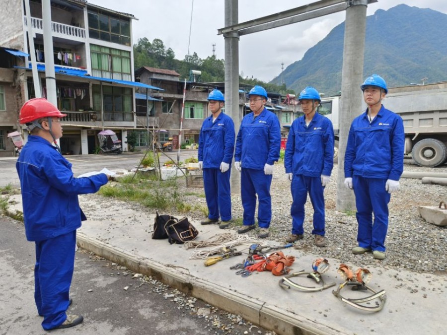 圖四為：“青安崗”成員進行安全業務培訓