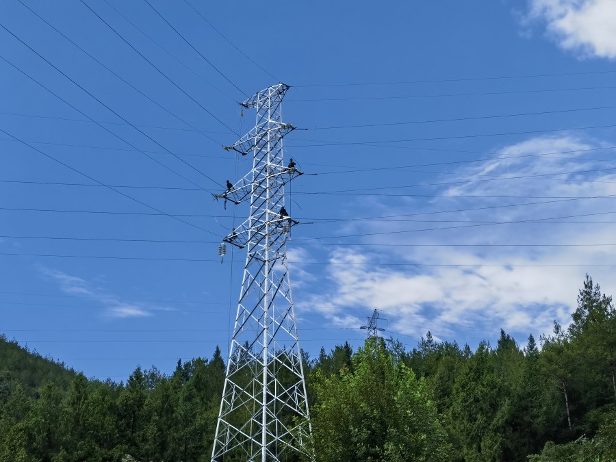 圖片說明：輸電線路緊線作業(yè)